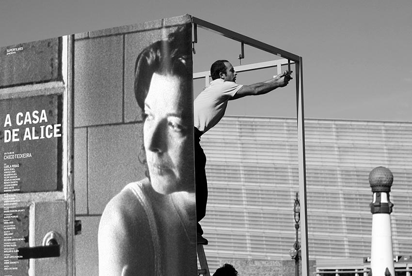 18-09-07 Un trabajador coloca carteles en el puente del Kursaal